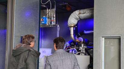 Bild: olr
Ein Blick auf den umgebauten Dieselmotor: Jetzt wird er mit Wasserstoff betrieben.