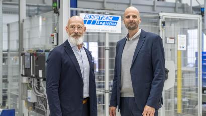 Bild: Die Grübeltäter GmbH Werbeagentur
Zum 1. November 2026 übernimmt Ralf John (links) die Geschäftsführung der System Logistics GmbH in Wackersdorf. Bernhard Reitberger wechselt als Chief Technology Officer in die Führung der internationalen System-Logistics-Gruppe.