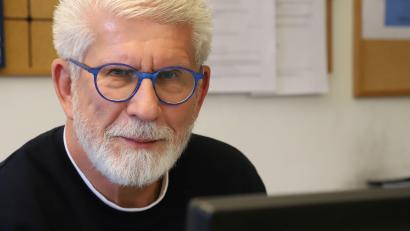 Bild: za
Jürgen Kandziora an seinem Arbeitsplatz in den Redaktionsräumen in Sulzbach-Rosenberg. Zum Monatsende verlässt der Leseranwalt und ehemalige Lokalchef der "Amberger Zeitung" Oberpfalz-Medien.