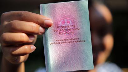 Bild: Wolfgang Kumm/dpa
Eine Duldung ist immer befristet. (Symbolbild)