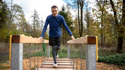 Bild: Erik Glaubitz
Volontär Jonas Storch bei einem seiner ersten Versuche auf dem Wackelsteg im "Natur-Fit-Pfad" in Großbüchlberg. Die Balken sind in alle Richtungen beweglich.