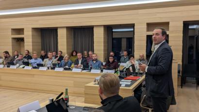 Bild: Paul Zrenner
Ungewöhnlich groß war das öffentliche Interesse an der jüngsten Sitzung des Stadtrats Tirschenreuth. Gut 90 Minuten lang stand KNO-Vorstand Ralph Junghans (rechts) Rede und Antwort.