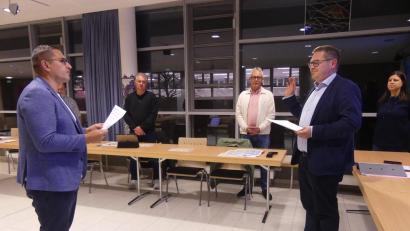Bild: Walther Hermann
Bürgermeister Markus Gradl (links) vereidigt Gregor Forster als Stadtrat.