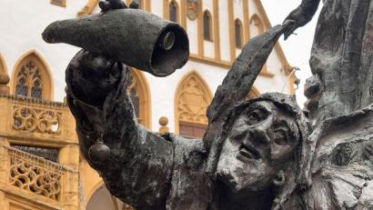 Bild: roa
Der Narr auf dem Amberger Marktplatzbrunnen schüttet sein Trinkhorn aus, doch es ist leer. Ein passendes Bild für die Haushaltslage der Stadt: Die Aufgaben werden mehr, die finanziellen Spielräume eng.