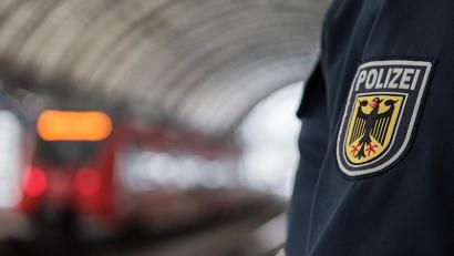 Symbolbild: Bundespolizei
Ein Schwarzfahrer beleidigt im Zug einen Zugbegleiter, ruft "Heil Hitler" und entblößt sich. Die Bundespolizei sucht Zeugen.