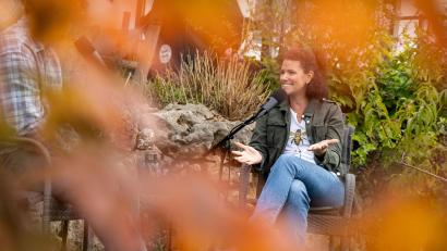 Bild: gld
Wir haben Imkerin Lena Graml für das Podcast-Gespräch in ihrem Garten in Ursensollen getroffen.