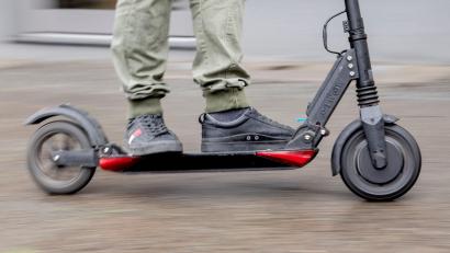 Bild: Christoph Soeder/dpa
E-Scooter werden (nicht nur) bei Jugendlichen immer beliebter. Allerdings scheinen viele Nutzer nicht zu wissen, welche Regeln für diese "Kleinstfahrzeuge" gelten.
