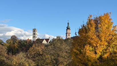 Bild: Petra Hartl
Früher teilten sich Protestanten und Katholiken die St.-Marienkirche (rechts) in Sulzbach-Rosenberg. Heute ist diese eine katholische Kirche. Die evangelische Christuskirche (links) ist nicht weit entfernt.
