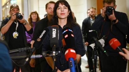 Bild: Britta Pedersen/dpa
Elif Eralp äußert sich zu „Spiegel“-Bericht am Rande der Plenarsitzung des neuen Berliner Abgeordnetenhauses.