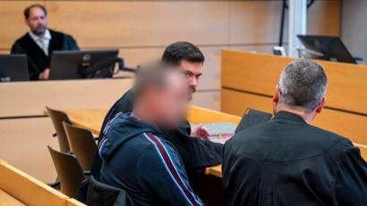 Bild: Daniel Vogl/dpa
Ein heute 49-Jähriger ist nach Auffassung des Würzburger Landgerichts für den Tod der 13-jährigen Sabine im Jahr 1993 verantwortlich. Gegen das Urteil wegen Mordes hat er Revision eingelegt. (Archivbild)