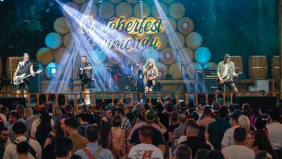 Bild: Troglauer
An drei Abenden heizten die Troglauer den Besuchern des Blumenauer Oktoberfestes ein. Rund 15.000 Besucher feierten jeweils zu Hits made im Kemnather Land.