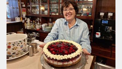 Bild: bl
Veronika Hock (hier mit Beeren-Joghurt-Torte) hält mit 75 die Stellung im Cafè "Zum Storch'n", das ihre Eltern vor 45 Jahren eröffnet haben. Dem Wiener Kaffeehaus-Stil ist man dort in den über vier Jahrzehnten treu geblieben. Was zwischendurch vielleicht altmodisch erschien, ist heute schon wieder originell.