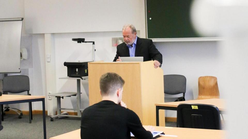 Echtes Campus-Feeling mit OTH Professional: Lernen von Hochschulehrerinnen und -lehrern, die aus der Praxis kommen. Bild: OTH Professional