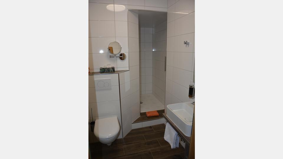 Bei den Sanierungsarbeiten erhielten alle Zimmer unter anderem neue Bäder. Bild: jr