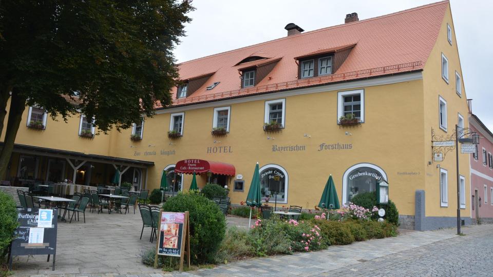 Das Hotel zum ehem. Königlich Bayerischen Forsthaus steht am besten Platz der Klosterstadt Waldsassen. Einer der Hingucker ist ohne Zweifel der große Biergarten. Bild: jr