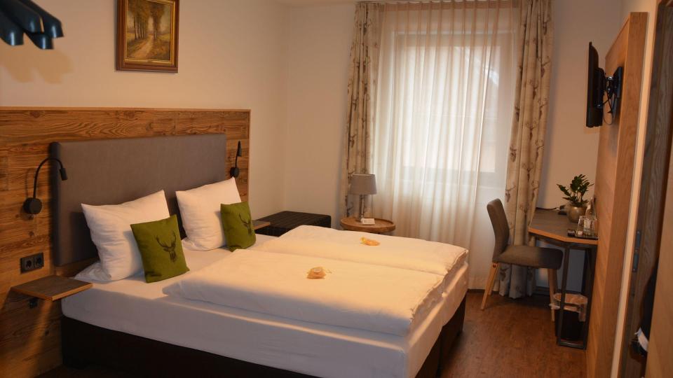Hell und freundlich präsentieren sich die neu gestalteten Hotelzimmer. Bild: jr