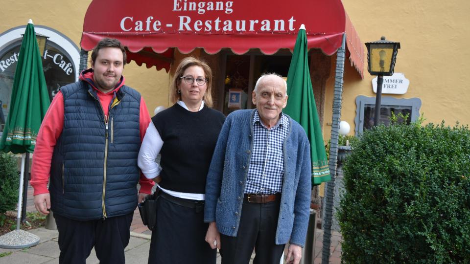 Das Hotel wird seit 1975 von der Familie Pirkl betrieben. Von links Küchenchef Dominik Pirkl mit seinen Eltern Stania und Klaus Pirkl. Bild: jr