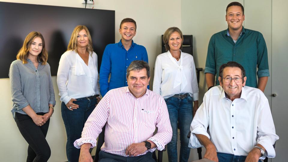 Das Team von R² Bürodesign: Hinten von links Diana Pfannenstiel, Heidi Reil, Tim Bergemann, Doris Völkl und Sebastian Reil sowie vorne von links Thomas Brockmann und Josef Reil. Bild: fz