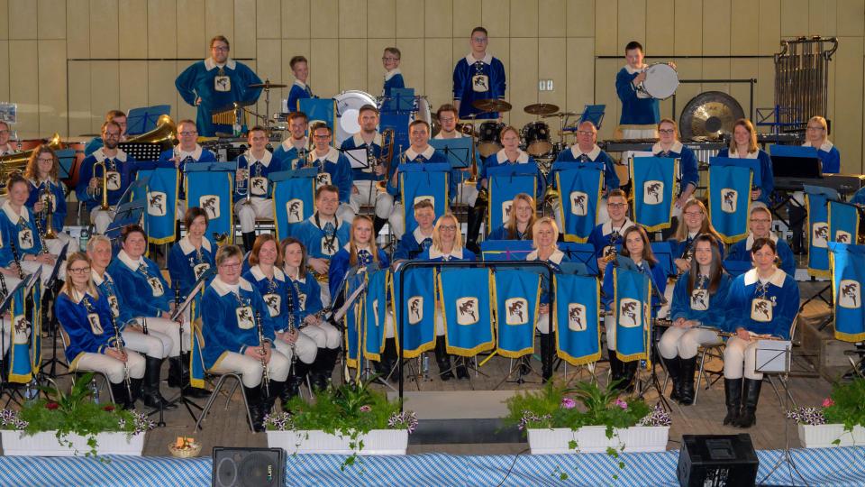 Das Osterkonzert des Musikzugs ist seit 1975 ein absolutes Highlight im Hirschauer Kulturleben. Seit 2017 wird das Orchester von Wolfgang Vögele (l.) geleitet. Mit im Orchester Maximilian Stein (6.v.r.), der seit 2013 Vorsitzender des Musikzugs ist. Bild: u