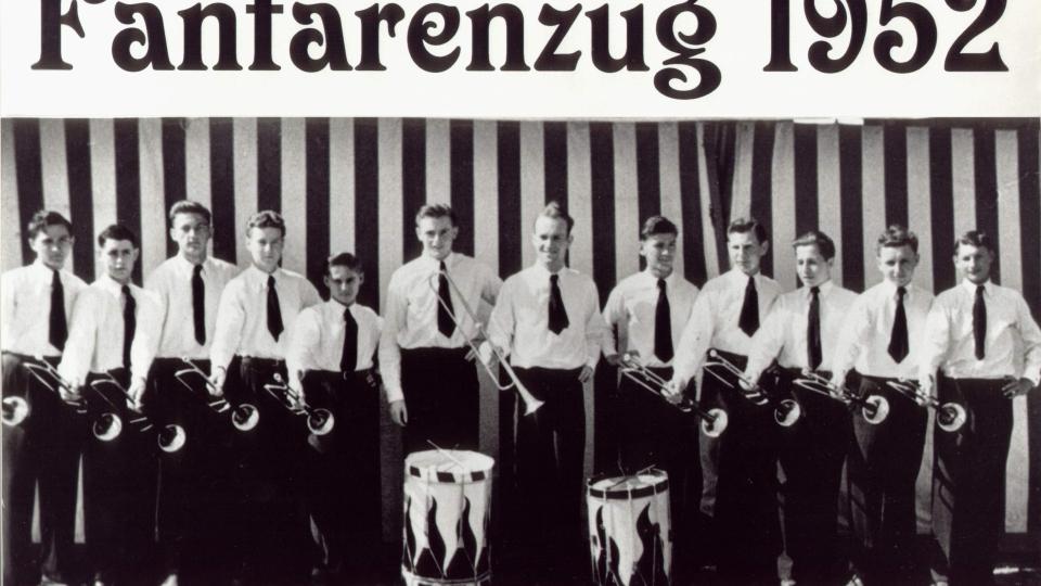 In der Uniform der Kolpingjugend trat der „Fanfarenzug” am 1. Mai 1952 erstmals öffent¬lich auf dem Hirschauer Marktplatz auf. V. l.: Heribert Fleischmann, Rainer Meergans, Albert Fink, Anton Graf, Adolf Birner, Karl Winter, "Boss"Josef Uschold, Sigfried Lösch, Hans Grill, Ludwig Berger, Eduard Brem, Hermann Gebhard. Bild: u