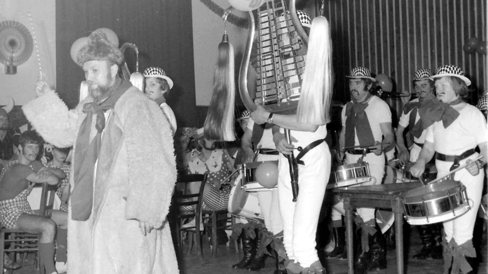 Ein Top-Highlight des Hirschauer Faschings war jahrzehntelang der Landsknechtsball des Musikzugs im ausverkauften Josefshaus. Vorne: Boss Sepp Uschold Bild: u