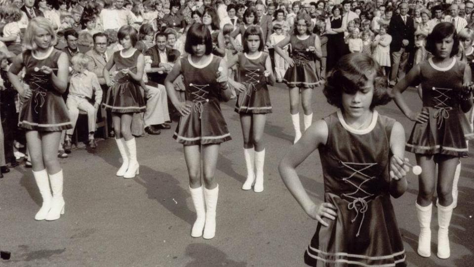 Bestaunt und umjubelt wurden die Majoretten bei ihrem ersten Auftritt in Hirschau anlässlich des „1. Hirschauer Marktplatzfestes“ im August 1975. Bild: u