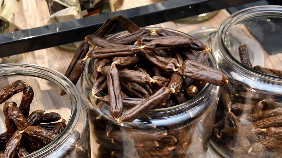 Über einen naturbelassenen Snack freuen sich die Vierbeiner doch immer. Bild: Petra Hartl