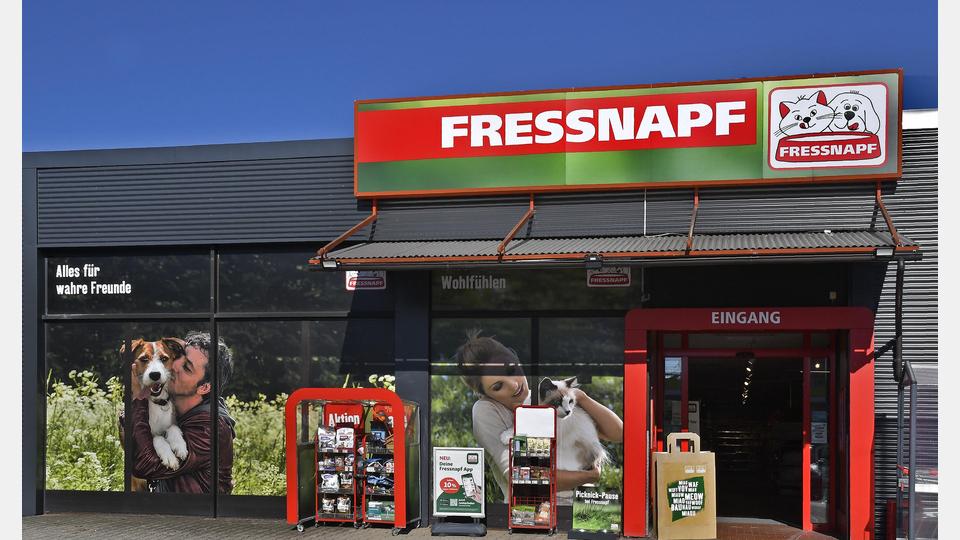 Viel Parkplatz vor der Türe und eine verkehrsgünstige Lage – auch damit punktet die Fressnapf-Filiale in Amberg. Bild: Petra Hartl