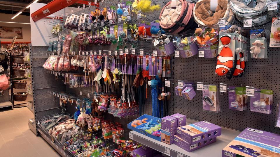 Unter anderem, was Spielzeug für die Tiere angeht, ist die Auswahl riesig. Rund 8000 verschiedene Artikel umfasst das Angebot bei Fressnapf in den Oberpfalz-Arkaden. Bild: Stephan Huber