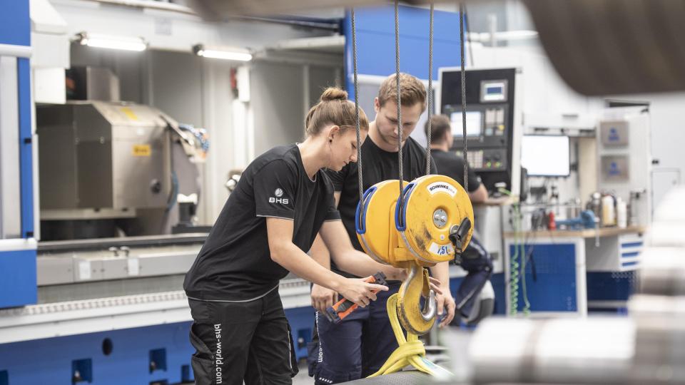Bei BHS Corrugated üben die Azubis im gewerblichen Bereich mithilfe neuester Technik die Grundlagen ihres Handwerks ein. Und auch wer in der Verwaltung anfängt, darf hier Hand anlegen, um eine praktische Vorstellung davon zu bekommen, wie eine Wellpappenanlage funktioniert. Bild: BHS Corrugated