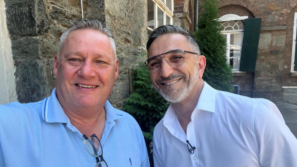 Karl-Heinz Breitzmann (links) mit &quot;Trödeltrupp&quot;-Moderator Mauro Corradino. Bild: privat