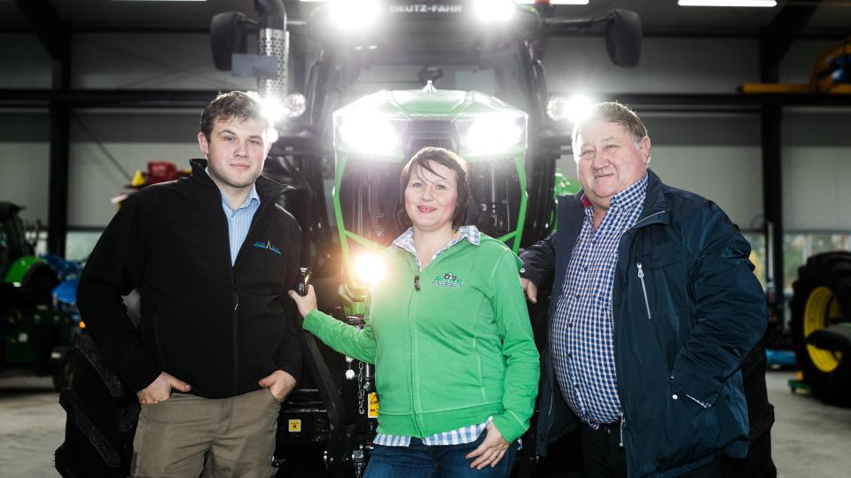 Bernhard jun., Georgine und Bernhard Rester (v.li.) haben mit den Aktionswochen die Möglichkeit geschaffen, ihren Kunden auch ohne eine große Weihnachtsausstellung attraktive Angebote präsentieren zu können. Bild: exb