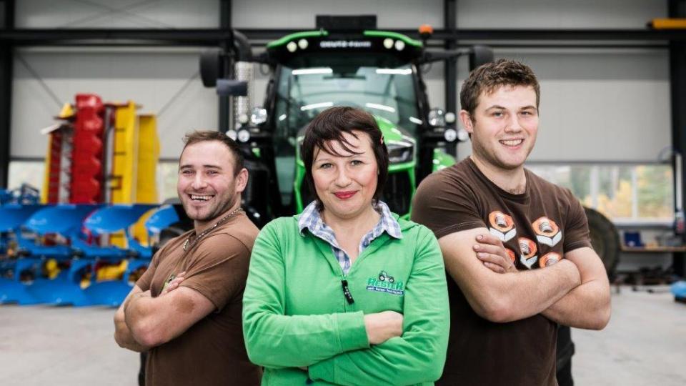 Die beiden Meister Bernhard Rester junior (rechts) und Robert Müller (links; im Bild mit Chefin Georgine Rester) stellen sicher, dass die Maschinen der Kunden stets voll funktionsfähig sind. Bild: exb
