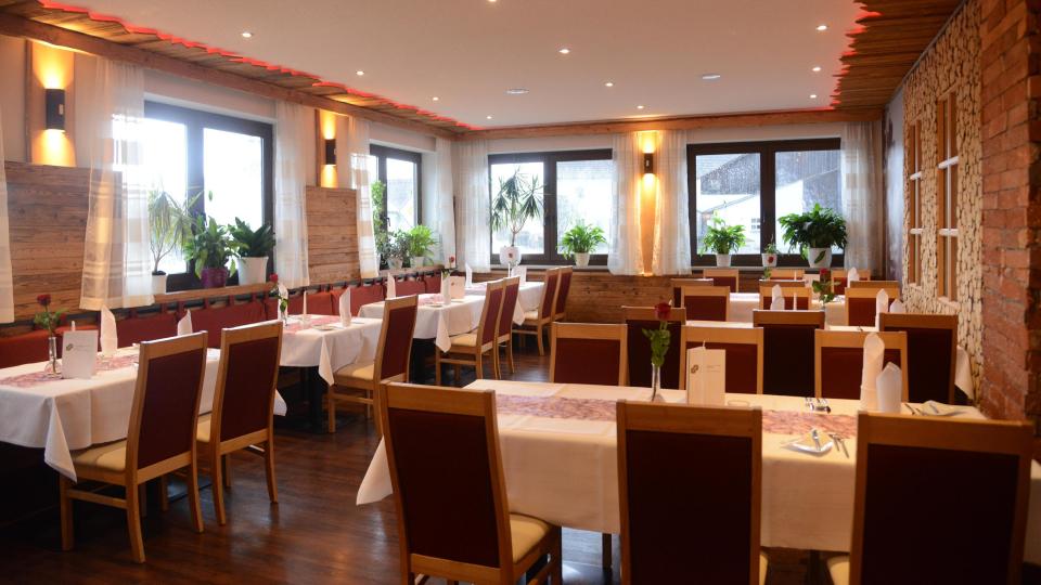 Im neu gestalteten Restaurant kann man sich verwöhnen lassen. Sämtliche Produkte sind von regionalen Erzeugern und von Lieferanten der Spitzengastronomie. Bild: bey