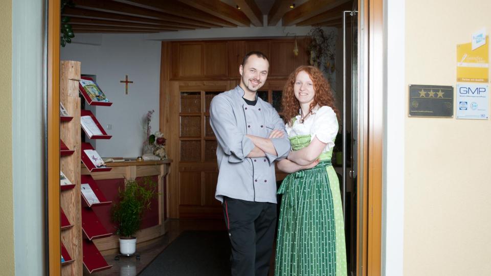 Michael und Sonja Schieder haben sich für ihr neues Hotel unter Einbeziehung des bestehenden Hauses „Arbeiten, Essen, Übernachten und Wohlfühlen“ vorgegeben. Bild: bey