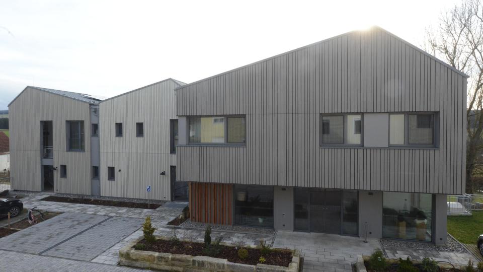 Der Erweiterungsbau mit neuem Tagungsraum und modern eingerichteten Zimmern wurde in ökologischer Massivholz-Bauweise aus nachhaltigen Materialien errichtet. Bild: bey