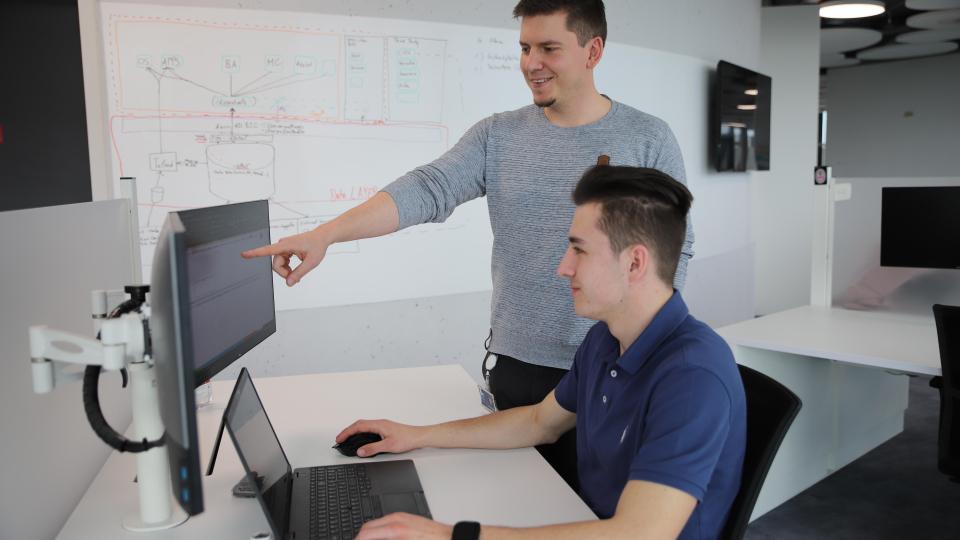 Tobias Schemberg (stehend) hat bei der BHS Corrugated seinen Traumjob gefunden. Bild: Sara Neidhardt