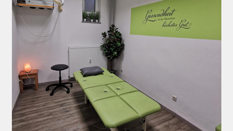 Der Therapieraum der Physiopraxis. Bild: Sportakus