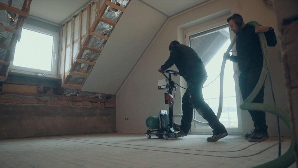 Die Fußbodenheizungsfräse ermöglicht die Verlegung von Leitungen für Fußbodenheizungen in bestehenden Estrichböden. Bild: bey