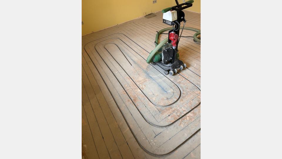 Die Fußbodenheizungsfräse ermöglicht die Verlegung von Leitungen für Fußbodenheizungen in bestehenden Estrichböden. Bild: bey