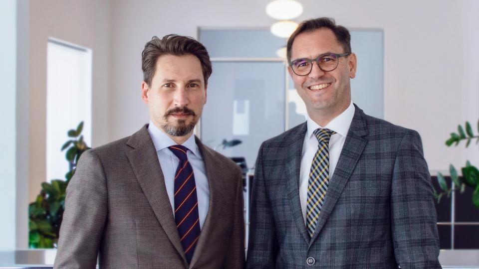Die Rechtsanwälte Thomas Bäumler und Norbert Gicklhorn (von rechts) haben die Kanzlei Gicklhorn &amp; Bäumler Partnerschaftsgesellschaft mbB gegründet. Bild: exb