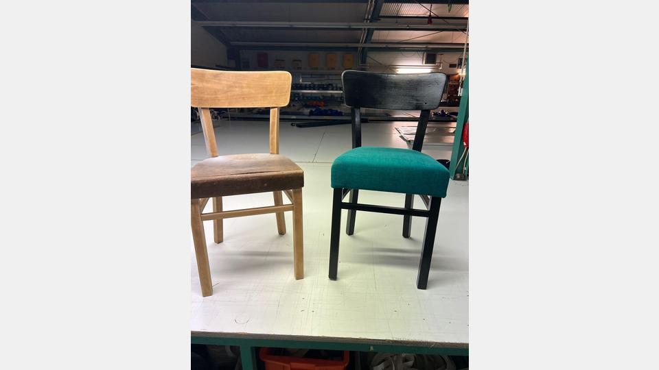 Stühle für Restaurant Locura – davor und nach der exzellenten Aufbereitung durch die Experten der Firma Spranger. Bild: fz