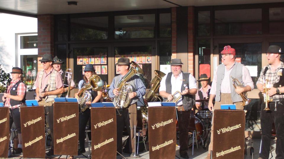 Am Sonntagnachmittag ab 14 Uhr heizen „d´Woihauser Straßenmusikanten“ die Stimmung auf. Bild: pi