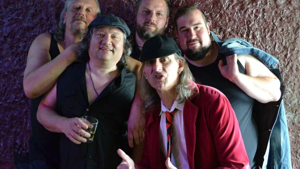 AC/DX. rocken das Kirwazelt am Montagabend. Bild: exb/Dieter Zug