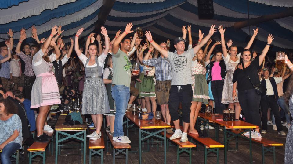 Und dann die Hände zum Himmel... Die Flosser Kirwa lässt niemanden ruhig sitzen. Bild: fz