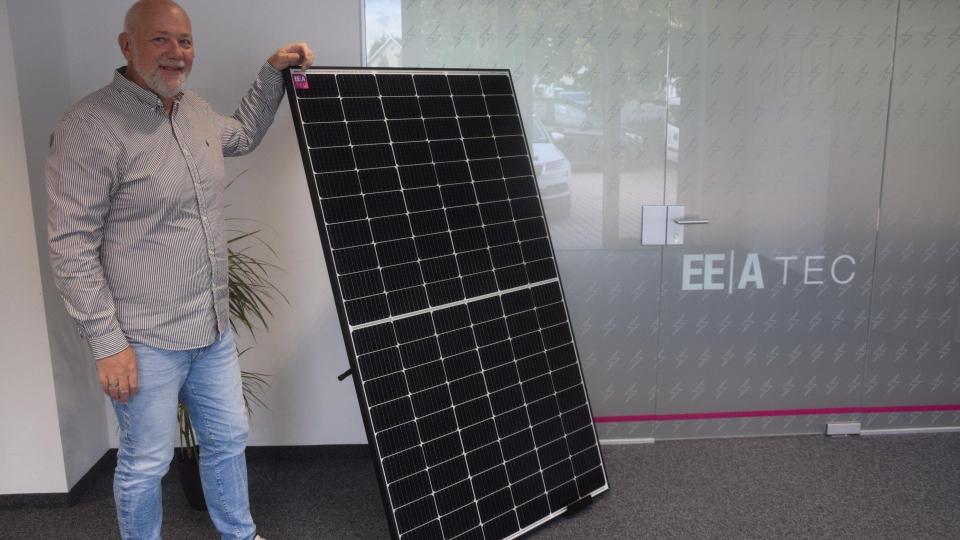 „Wir führen ausschließlich hochwertige Module für Photovoltaik“, betont Prokurist Peter Lehner. Bild: fz