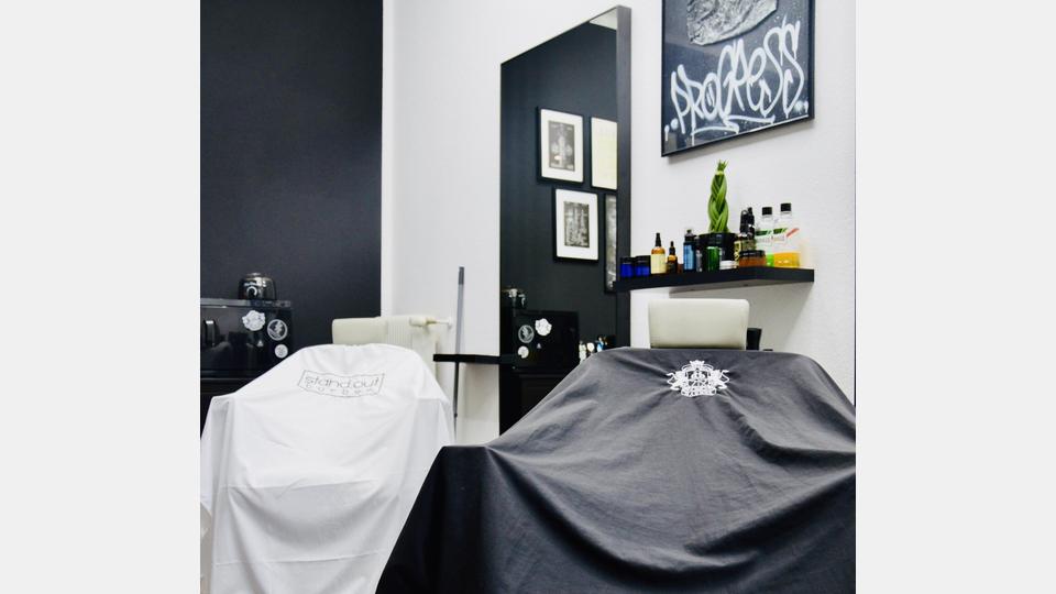 Edles Schwarz-Weiß und klare Kontraste: Der Barbershop beeindruckt auch beim Interieur mit starkem Styling. Bild: mia