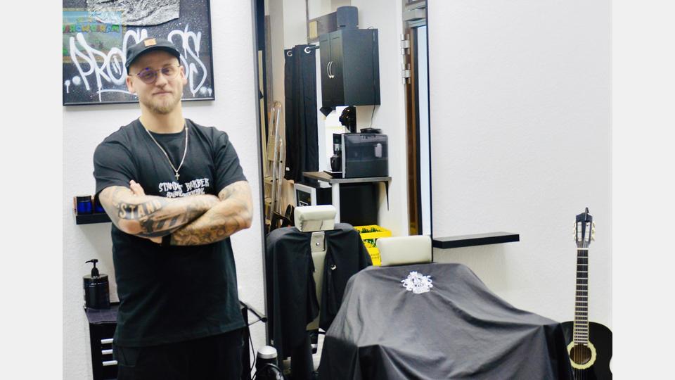 Friseurmeister Daniel Guttenberger hat sich in der Amberger Paradiesgasse 5 den Traum vom eigenen Barbershop verwirklicht. Bild: mia