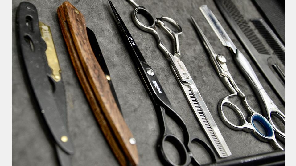 Messer oder Kamm und Schere? Das Handwerkszeug liegt bereit. Bild: mia