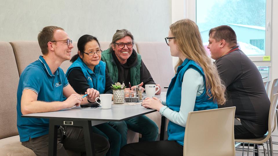 Mitarbeiter tauschen sich im Pausenraum aus und genießen eine gemeinsame Auszeit. Bild: Sara Neidhardt